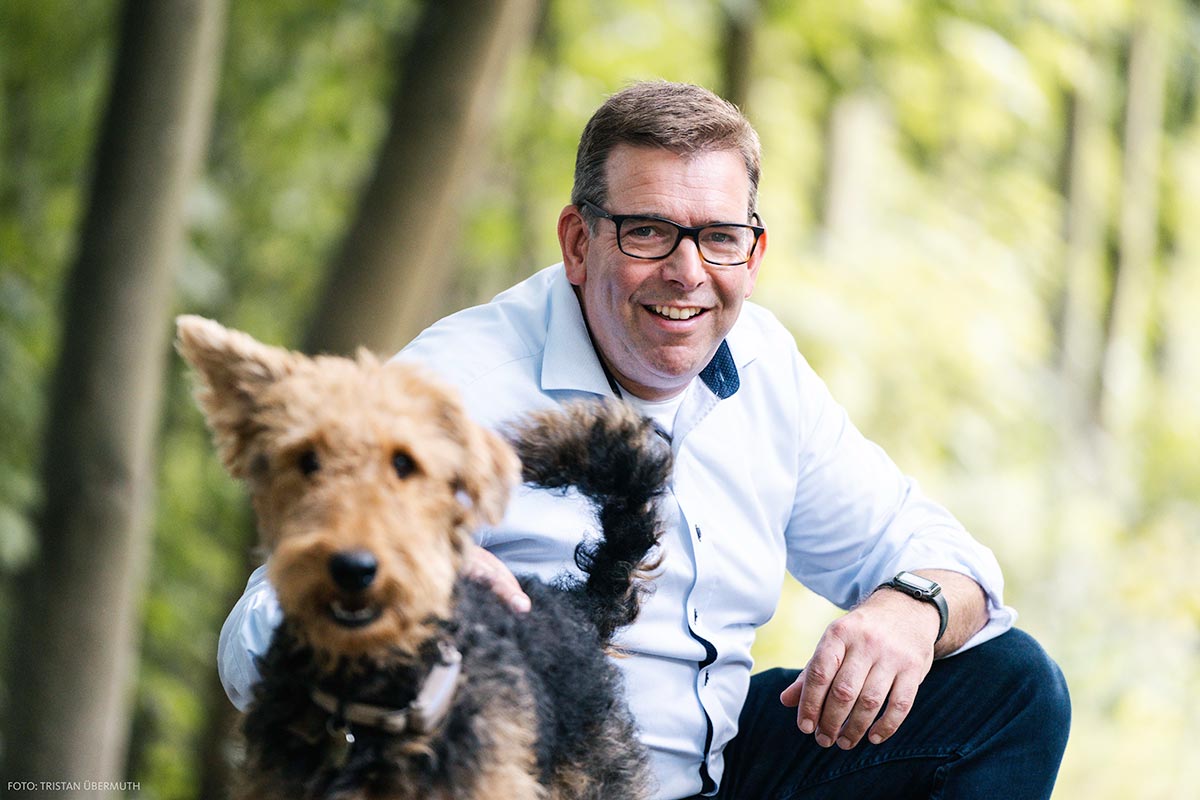 Henning Poppe mit Hund Hera
